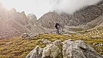 Fabio Wibmer rueda por los senderos de los Dolomitas.