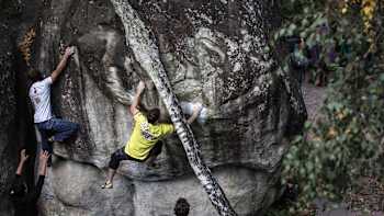 Red Bull Font&Bleau : Les grimpeurs escaladent un bloc lors de la finale de l'édition 2017.