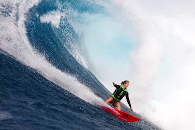 La surfeuse Paige Alms s'attaque à une vague géante de Jaws.