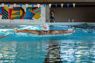 Pour que la nage papillon soit parfaitement exécutée, vos bras doivent systématiquement restés tendus lorsqu'ils sont sur le retour.