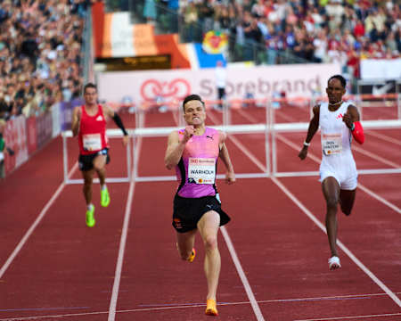 Karsten Warholm gewinnt das 300-Meter-Hürdenrennen bei der Diamond League in Oslo, Norwegen, und stellt einen neuen Weltrekord auf. 