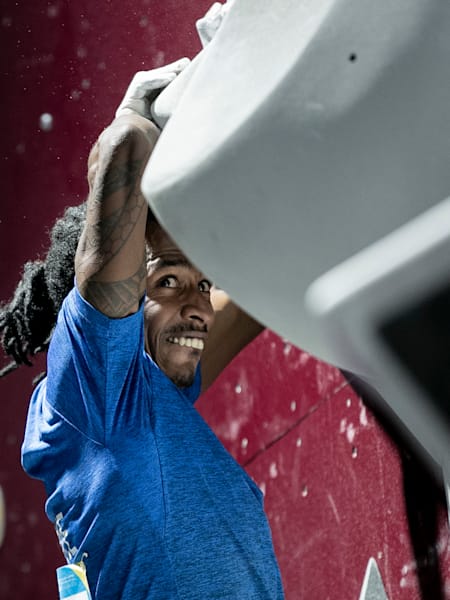 Escalade : Le grimpeur français Mickaël Mawem est qualifiés aux Jeux olympiques de Tokyo, reportés à l’été 2021.