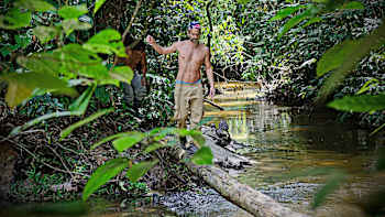 Orlando Duque plonge lors du Red Bull Amazon Diving dans le fleuve Amazone au Brésil, le 12 mars 2014