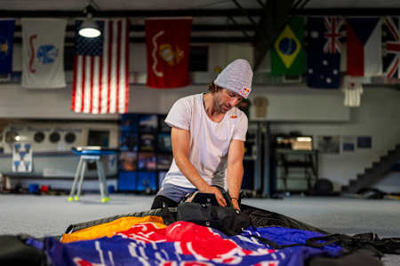 Sebastián Álvarez prépare sa wingsuit, avant la mission Red Bull Starman.