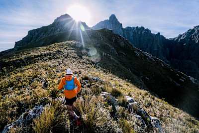 Ryan Sandes court dans la réserve Jonkershoek en Afrique du Sud.