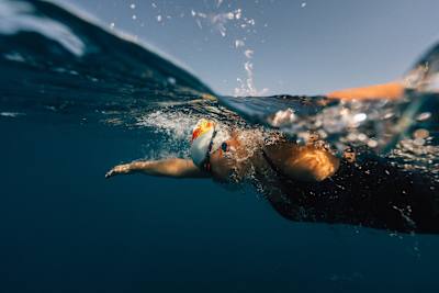 Nathalie Pohl powers through the deep blue waters off Ibiza in 2025.