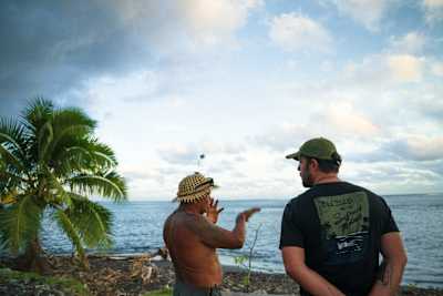 Ashton Goggans și Peva Levy în Teahupo'o.