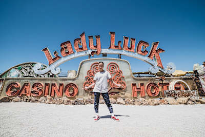 네온 뮤지엄 앞에서 포즈를 취하고 있는 다시