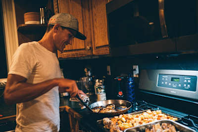 Braden Currie cocina en su casa.
