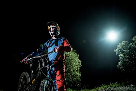 Le pilote de VTT de descente Loïc Bruni la nuit sur sa piste de DH à Mandelieu lors du tournage de la vidéo de Mountain Bike Night Chase.