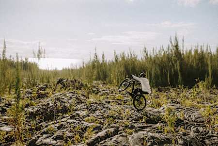 Gaëtan Vigé ride en VTT à La Réunion.
