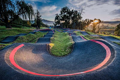 Widok na rowerowy tor do pumptracku.