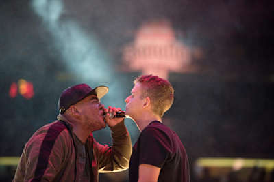 A photo of battle rappers Arkano and Aczino going head to head at the 2017 Red Bull Batalla de Los Gallos World Final in Mexico City.