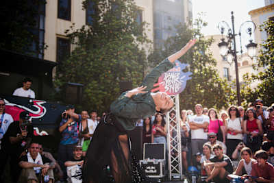 La dancer Albaluzía baila durante la primera semifinal del Red Bull Dance Your Style celebrada en Granada el 4 de junio de 2022.