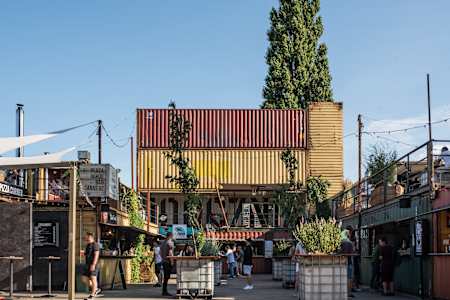 Na terenie 100czni stroi około 30 kontenerów, które zyskały nowe życie