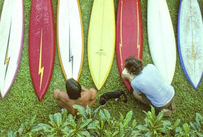 As pranchas Lightning Bolt ficaram famosas pelo raio no centro