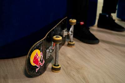 Les roues d'une planche de skateboard.