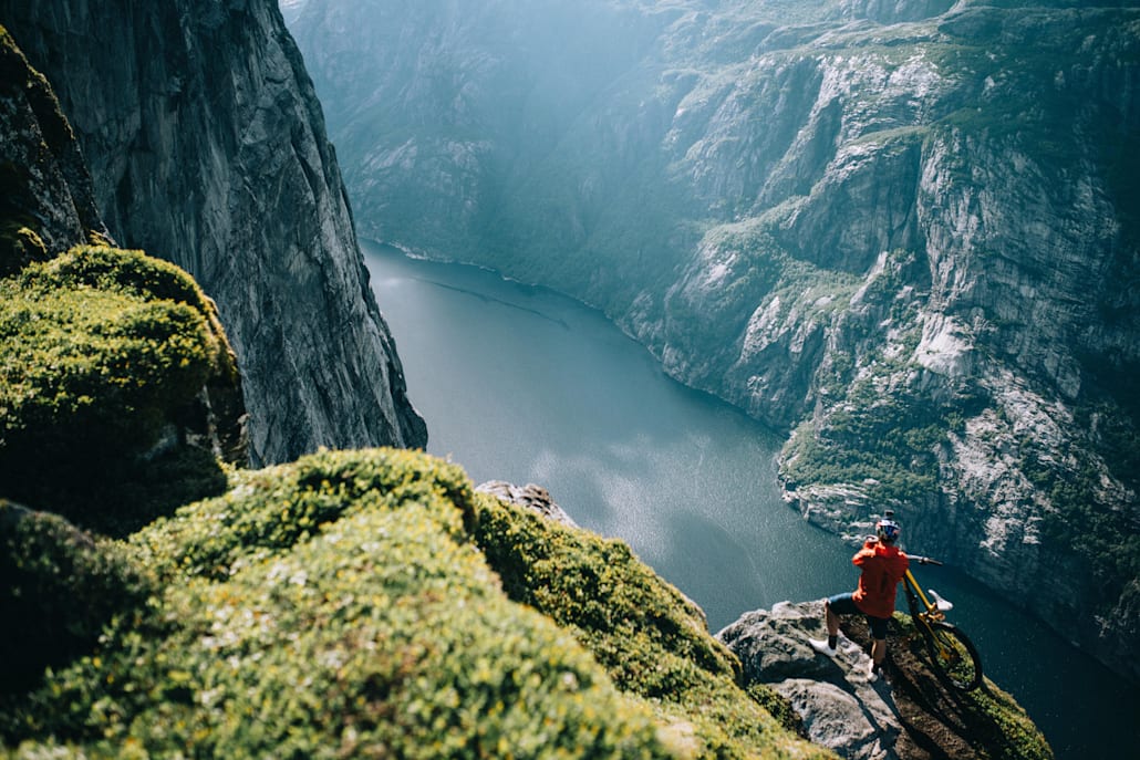 Kenny Belaey est monté jusqu'au Mont Kjerag avec son VTT Enduro et son trial démonté dans son sac.