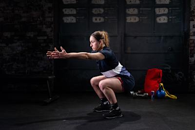 Sofia Goggia gör knäböj under Red Bull READY4CHALLENGE 2018