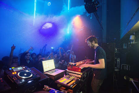 Todd Terje durante una actuación en Tokio en 2014.