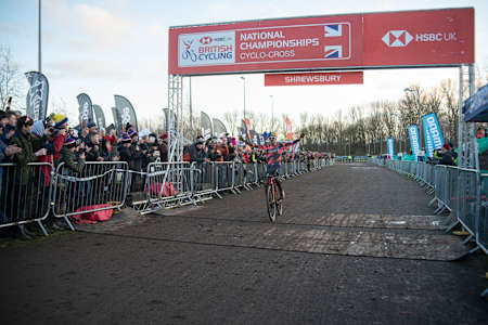 Thomas Pidcock franchit la ligne d'arrivée en premier lors des championnats nationaux de cyclo-cross à Shrewsbury, au Royaume-Uni, le 12 janvier 2020.