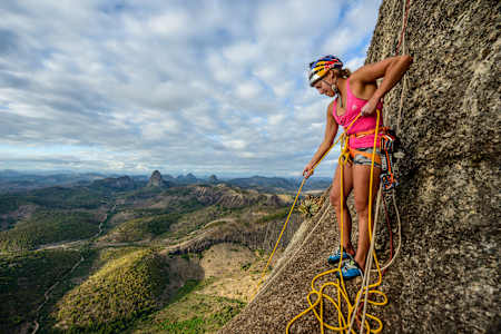 La grimpeuse américaine Sasha DiGiulian escalade la paroi de Pedra Riscada à São José do Divino, au Brésil.