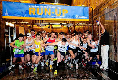 Teilnehmer des Empire State Building Run-Up starten in den einzigartigen Lauf in New York.