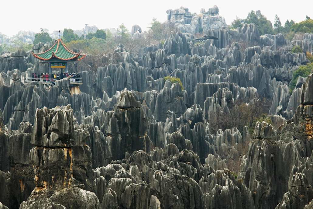 Le Karst de Shilin et sa tour d'observation est l'un des lieux les plus incroyables du monde.