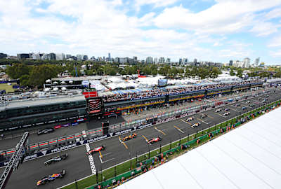 Mart 2026'da Melbourne'de düzenlenen Avustralya F1 Grand Prix'sinde sürücüler yarış startında pist pozisyonu için mücadele ediyor.