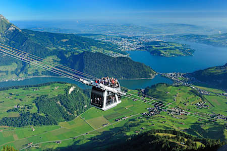 Touristen genießen ihre Fahrt in der Sanserhorn Seilbahn