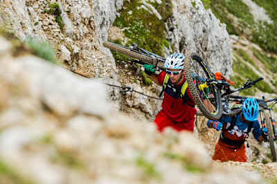 Faire du VTT dans les Dolomites signifie parfois porter son vélo, car le sentier peut être raide et rocailleux