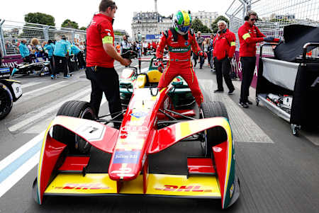 F1-Autos werden aus Carbon gebaut, während beim Chassis in der Formel E sowohl Aluminium als auch Carbon zum Einsatz kommt.