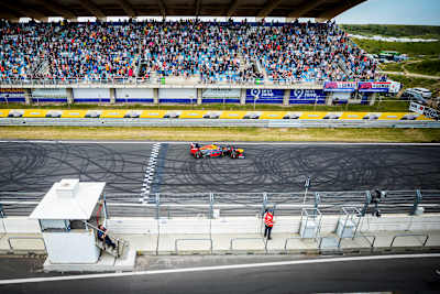 Max Verstappen pilote sa Formule 1 sur la ligne droite des stands lors de l'inauguration du circuit de Zandvoort, en 2020.