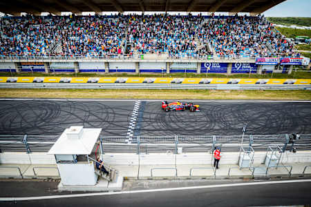 Max Verstappen pilote sa Formule 1 sur la ligne droite des stands lors de l'inauguration du circuit de Zandvoort, en 2020.
