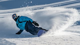 Ein Snowboarder nimmt an der Natural Selection Tour Revelstoke 2022 teil. 