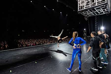 Un b-boy réalise un airflare en breaking.