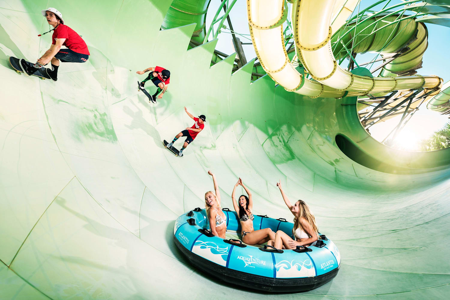 Vidéo Du skate sur des toboggans géants à Dubaï