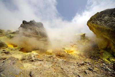 Dampf kommt aus der Erde auf Stromboli, Sizilien
