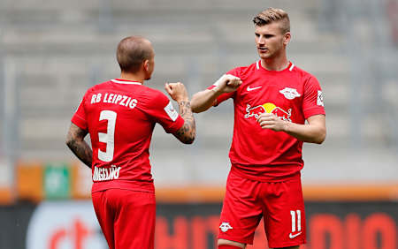 Timo Werner freut sich mit Mitspieler Angelino über ein Tor.