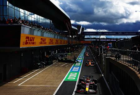 Max Verstappen fährt aus der Boixengasse beim F1 Grand Prix von Großbritannien in Silverstone, 2024.