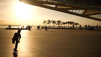 El skater Lorran Freitas patina en Río de Janeiro al atardecer.