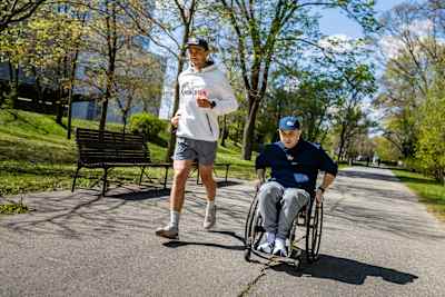 Parastrelec Radko Malenovský spolu s kajakárom Jakubom Grigarom pri nakrúcaní pre charitatívny beh Wings for Life World Run, apríl 2026, Bratislava.