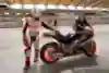 Im Pit nach der Testrunde: Márquez bei der Arbeit
