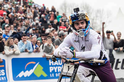 Le champion du monde de VTT descente, Loïc Bruni. 