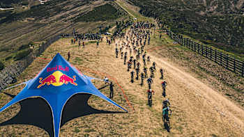 Más de 600 riders bajan la avalancha del Red Bull Holy Bike en la estación de la Pinilla.