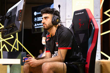 E-Sportler Umut "RBLZ_Umut" Gültekin sitzt fokussiert vor der Konsole.