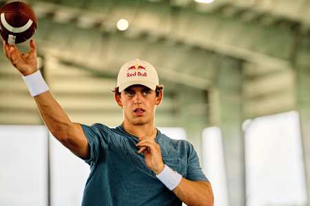 Arch Manning lors d’une séance d’entraînement de football américain.