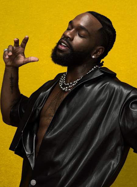 C’est au M Studio, à Paris, que Tayc pose devant l’objectif de Kenny à l’occasion du Red Bull Symphonic.