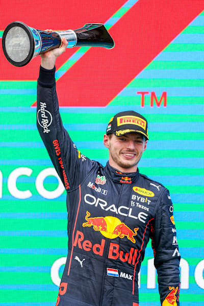 Le Néerlandais Max Verstappen de Red Bull Racing célèbre sa victoire sur le podium du Grand Prix de Hongrie 2022 sur le Hungaroring, à Budapest.