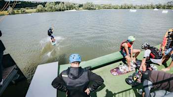 La wakeboarders du workshop du champion de wakeboard Dominik Hernler à EXO 77 se jettent à l'eau !